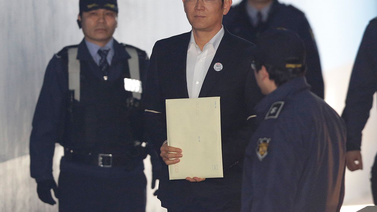 2018年2月5日,南韓三星電子副會長李在鎔因行賄案遭判處有期徒刑2年半、緩刑4年。李在鎔當庭獲釋。(AP) 2018年2月5日,南韓三星電子副會長李在鎔因行賄案遭判處有期徒刑2年半、緩刑4年。李在鎔當庭獲釋。(AP)