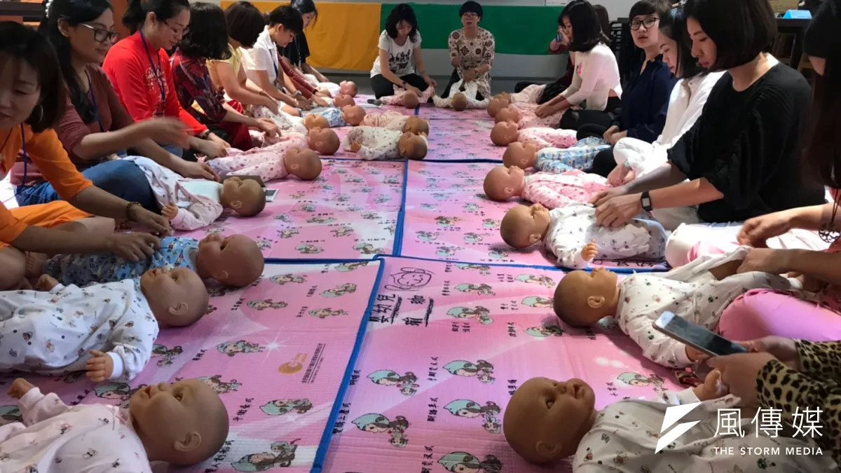 二十一名越南河內幼兒園執行長自費組團來台參加輔英科大舉辦的「幼兒保育及教育研習營」。(圖/徐炳文攝)