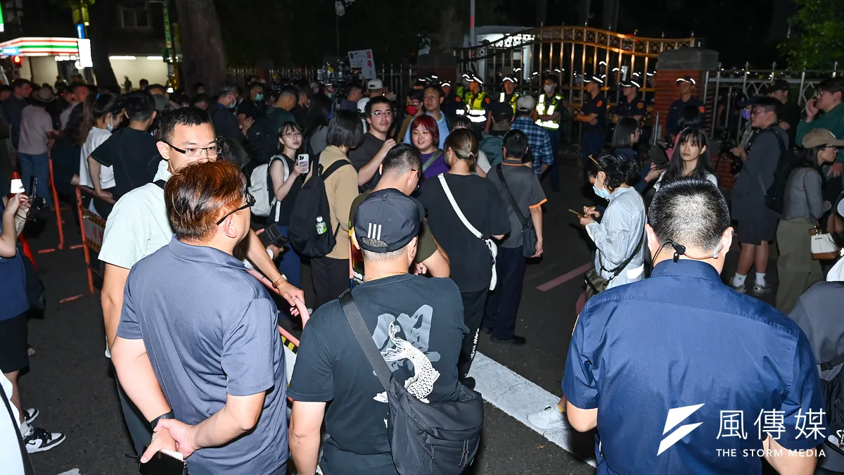 立法院今(23)日爆出疑似有抗議民眾冒充身分闖進立法委員辦公室送黃色菊花。圖為立法院外抗議人潮。示意圖,與新聞個案無關。(資料照,陳昱凱攝)