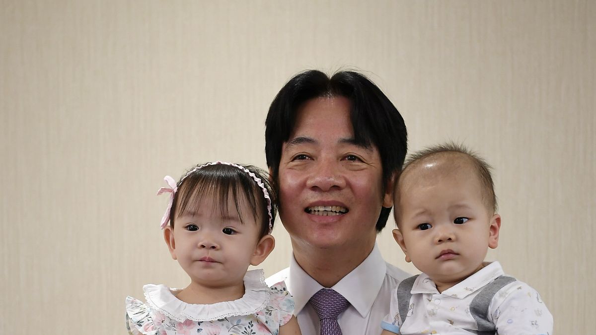 行政院長賴清德宣布準公托上路。圖為賴清德接受《媽媽寶寶》雜誌專訪。(行政院提供) 行政院長賴清德宣布準公托上路。圖為賴清德接受《媽媽寶寶》雜誌專訪。(行政院提供)