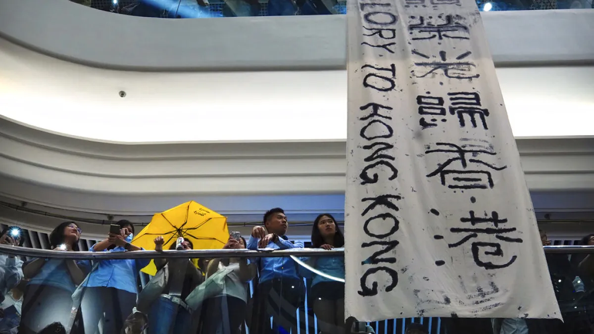 反對香港與北京政府、支持反送中的民眾,在香港各處聚集合唱《願榮光歸香港》。(美聯社)