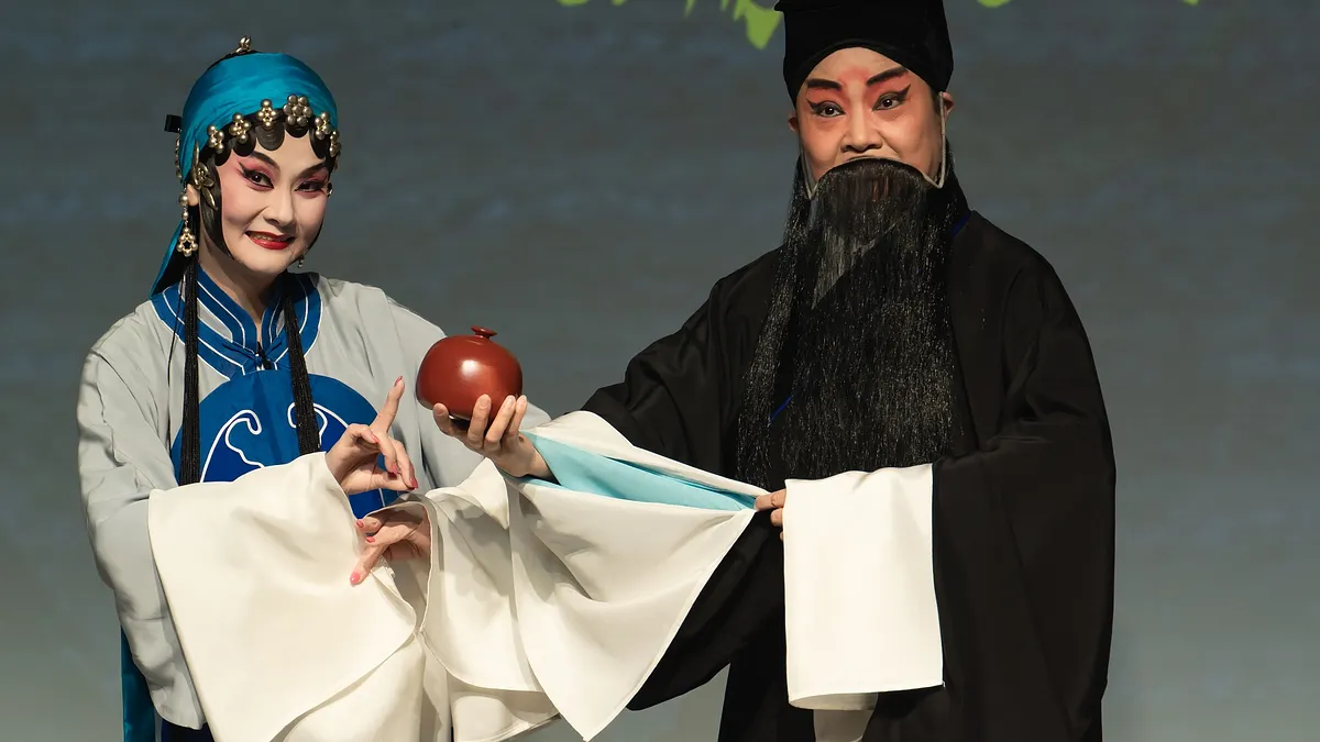 臺灣豫劇團新劇《求你騙騙我》融合老生和丑角的行當特性,以詼諧手法帶來歡笑。(圖/國立傳統藝術中心提供) 臺灣豫劇團新劇《求你騙騙我》融合老生和丑角的行當特性,以詼諧手法帶來歡笑。(圖/國立傳統藝術中心提供)