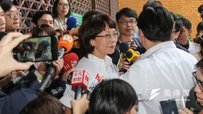 中華民國眷村權益促進會前往台北地檢署按鈴告發王如玄涉嫌違反,《刑法》偽造文書罪以及違反《律師法》。(陳明仁攝)