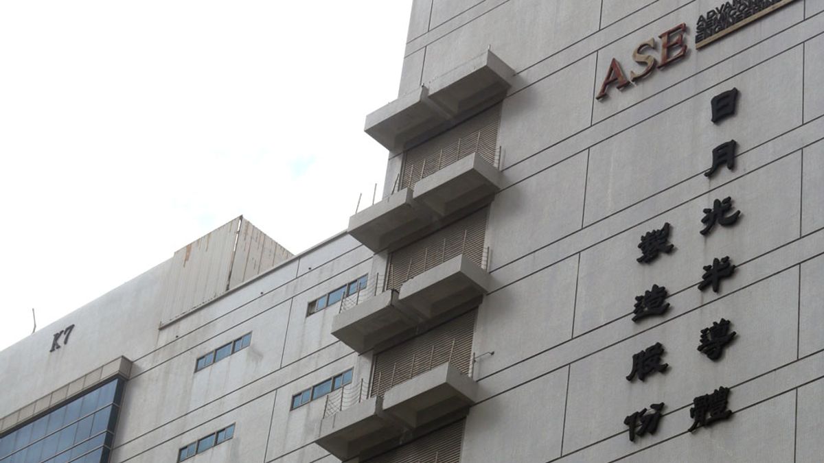 日月光投控表示,公司營運維持穩健成長,今年面對疫情考驗不裁員、不減薪,中壢廠連7年加碼基層員工年終每人1萬元,並連4年調薪、平均幅度3~5%,藉此與同仁共享營運成果,提供更佳的薪酬福利,帶動同仁對公司向心力與凝聚力,成為中壢廠連年進步動力。(柯承惠攝) 日月光投控表示,公司營運維持穩健成長,今年面對疫情考驗不裁員、不減薪,中壢廠連7年加碼基層員工年終每人1萬元,並連4年調薪、平均幅度3~5%,藉此與同仁共享營運成果,提供更佳的薪酬福利,帶動同仁對公司向心力與凝聚力,成為中壢廠連年進步動力。(柯承惠攝)