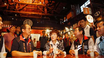 國民黨總統參選人洪秀柱11日到藍營大票倉、新竹縣內灣老街掃街拜票,左為縣議員張志弘(蔡耀徵攝)