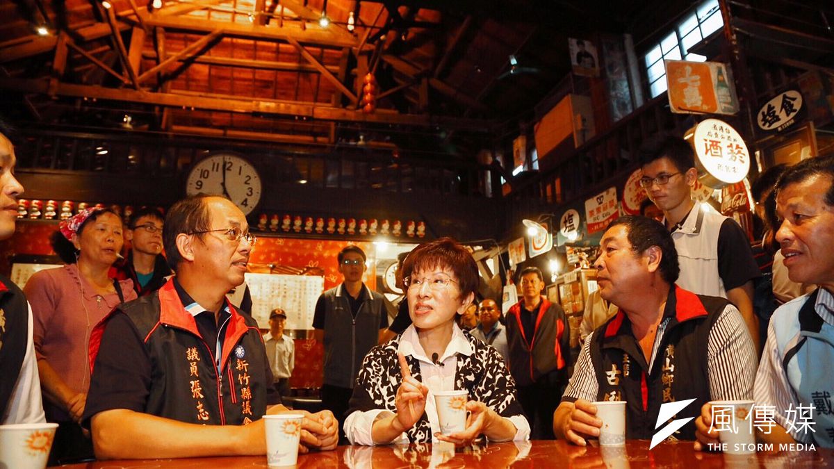 國民黨總統參選人洪秀柱11日到藍營大票倉、新竹縣內灣老街掃街拜票,左為縣議員張志弘(蔡耀徵攝) 國民黨總統參選人洪秀柱11日到藍營大票倉、新竹縣內灣老街掃街拜票,左為縣議員張志弘(蔡耀徵攝)