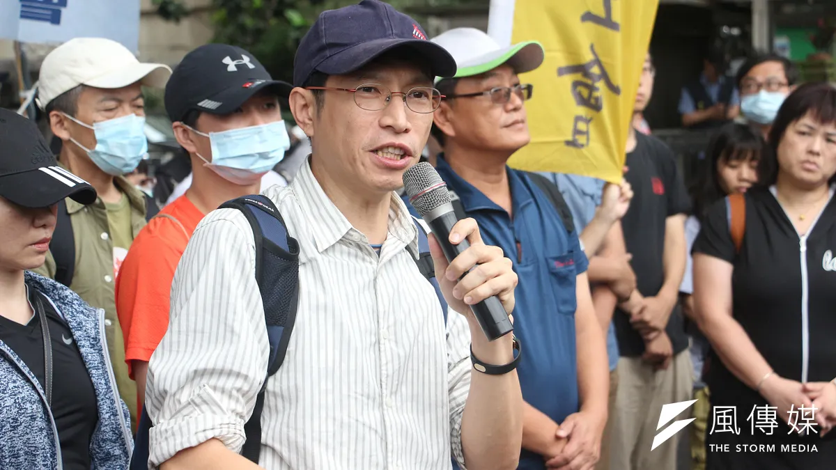 身兼高教工會秘書長的世新社發所副教授陳政亮積極爭取勞權及學權,世新社發所所長黃德北表示,世新董事長因此將帳算到社發所頭上。(資料照片,陳韡誌攝) 身兼高教工會秘書長的世新社發所副教授陳政亮積極爭取勞權及學權,世新社發所所長黃德北表示,世新董事長因此將帳算到社發所頭上。(資料照片,陳韡誌攝)