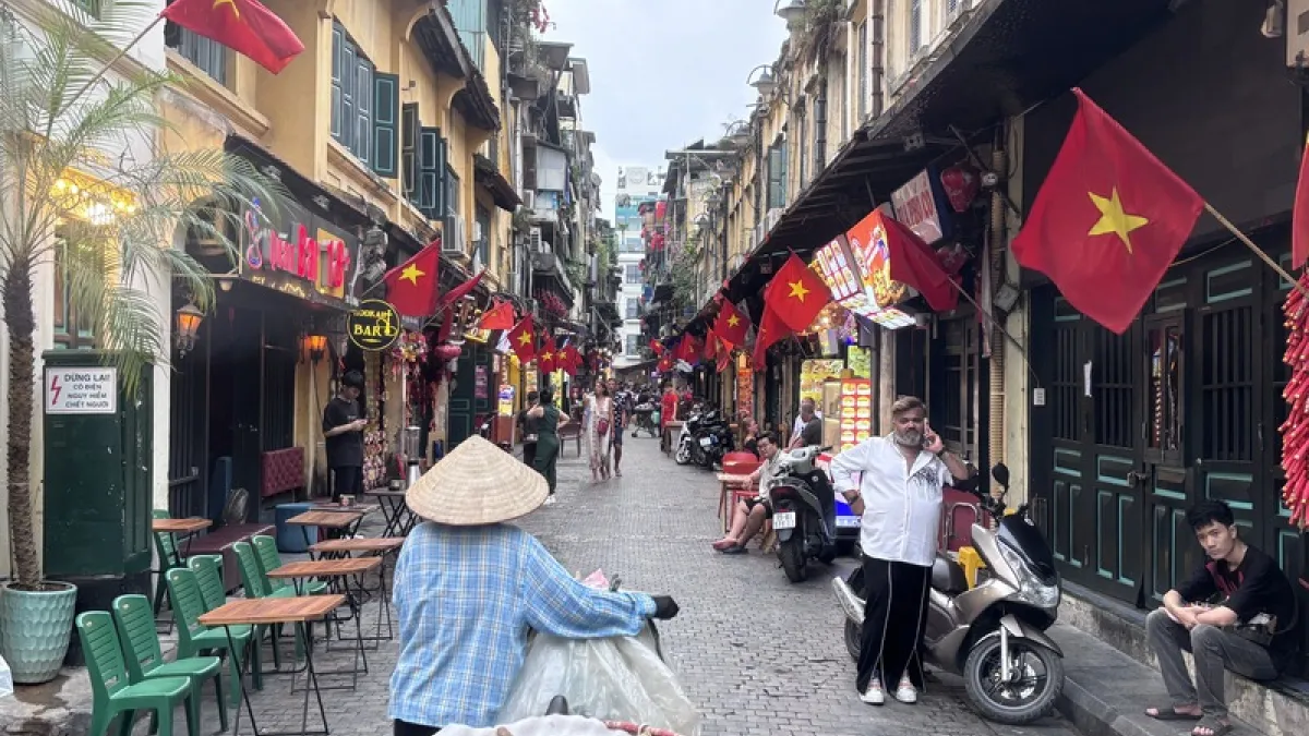 圖為河內外國觀光客聚集的石板老街區。(中央社)