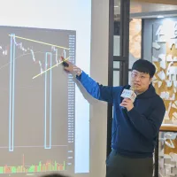 劉大預警2026年市場將高度模擬2008年模式,隨降息隱含的衰退警訊浮現,需防範年中回測後的長線崩跌風險。他分析資金正從高位股市轉向築底起漲的美債與日圓,而美元指數則將在初期走貶後,因避險需求觸發「先跌後漲」的轉折行情。(風傳媒攝) 劉大預警2026年市場將高度模擬2008年模式,隨降息隱含的衰退警訊浮現,需防範年中回測後的長線崩跌風險。他分析資金正從高位股市轉向築底起漲的美債與日圓,而美元指數則將在初期走貶後,因避險需求觸發「先跌後漲」的轉折行情。(風傳媒攝)