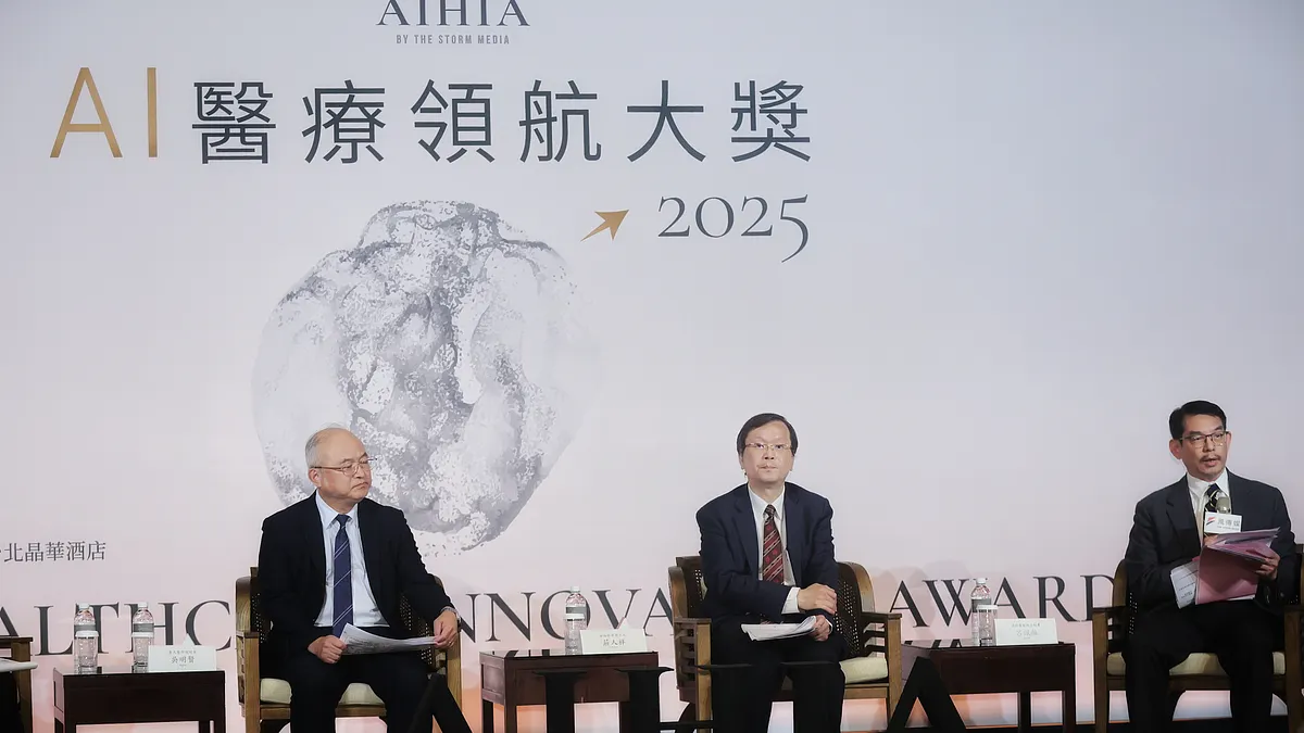風傳媒が21日に開催した「2025年AI医療領航大賞」授賞式後の対談に、国科会副執行秘書の呂佩融氏(右)、衛生福利部常務次長の莊人祥氏、台湾大学医学院長の呉明賢氏が登壇。(写真/柯承惠撮影) 風傳媒が21日に開催した「2025年AI医療領航大賞」授賞式後の対談に、国科会副執行秘書の呂佩融氏(右)、衛生福利部常務次長の莊人祥氏、台湾大学医学院長の呉明賢氏が登壇。(写真/柯承惠撮影)
