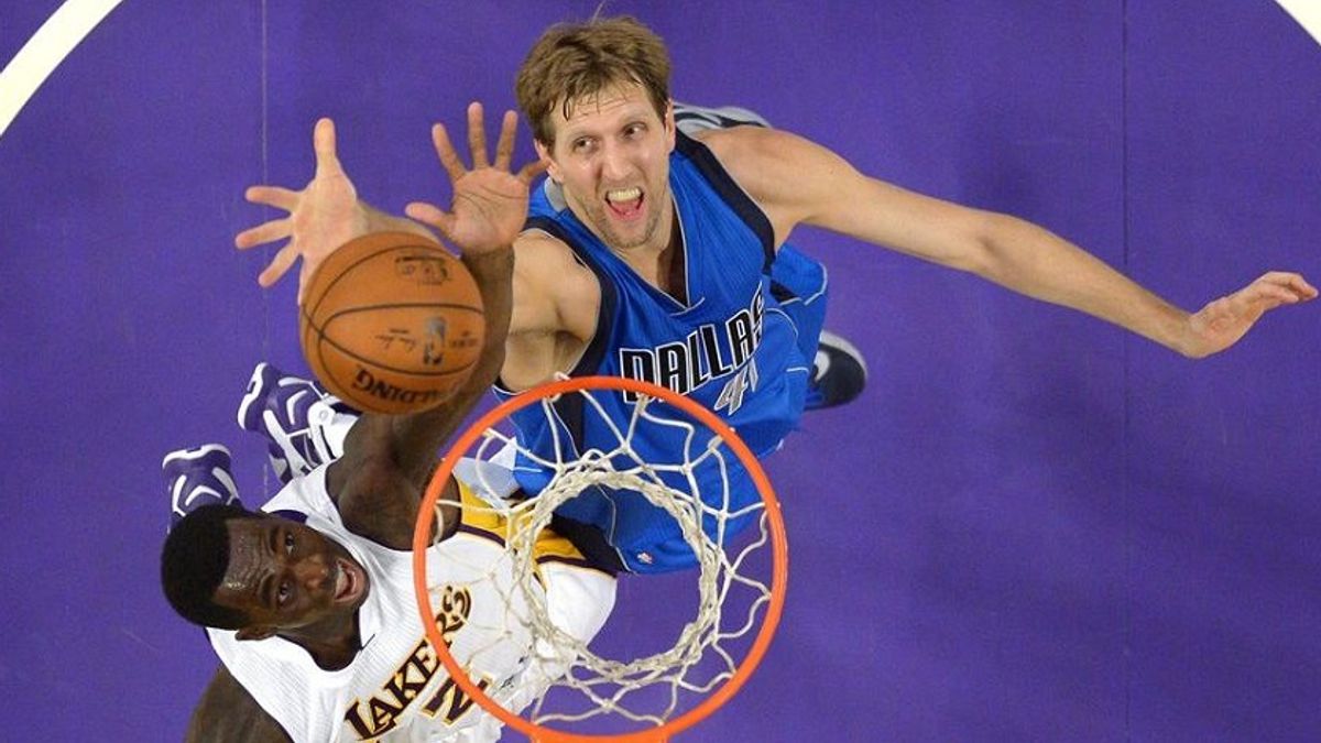 獨行俠諾威茨基(藍衣)明年就滿40歲,目前還沒有退休打算,應會執行球員選擇權再戰一季。(美聯社) 獨行俠諾威茨基(藍衣)明年就滿40歲,目前還沒有退休打算,應會執行球員選擇權再戰一季。(美聯社)