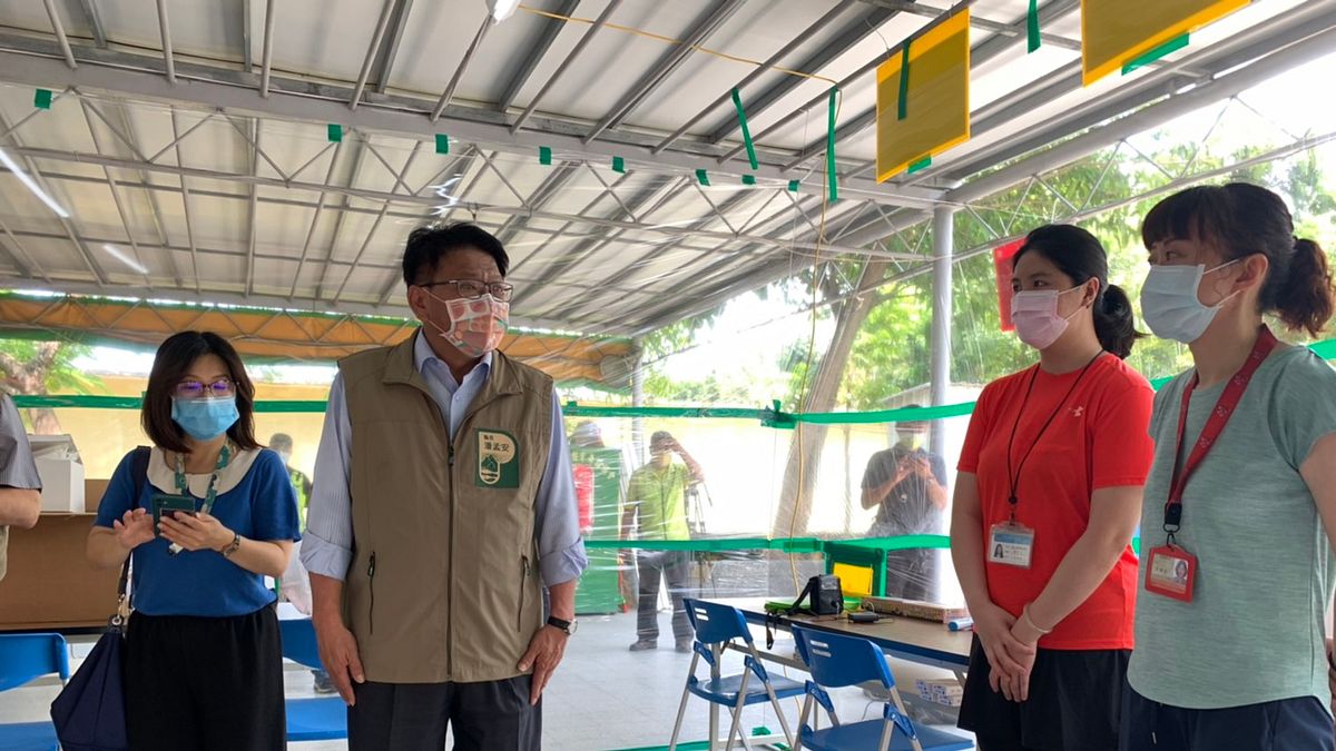 屏東縣長潘孟安於24日上午視察篩檢站狀況,同時也呼籲縣民無須過度恐慌。(圖/屏東縣政府傳播暨國際事務處提供) 屏東縣長潘孟安於24日上午視察篩檢站狀況,同時也呼籲縣民無須過度恐慌。(圖/屏東縣政府傳播暨國際事務處提供)