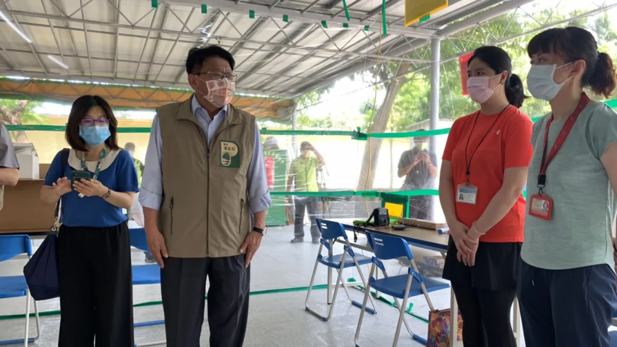 屏東縣長潘孟安於24日上午視察篩檢站狀況,同時也呼籲縣民無須過度恐慌。(圖/屏東縣政府傳播暨國際事務處提供)