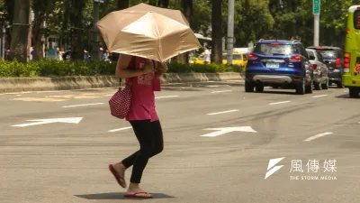台北連日逾36℃高溫,不斷突破台北設站120年以來的紀錄,民眾在外需慎防中暑和曬傷。(資料照,陳明仁攝)