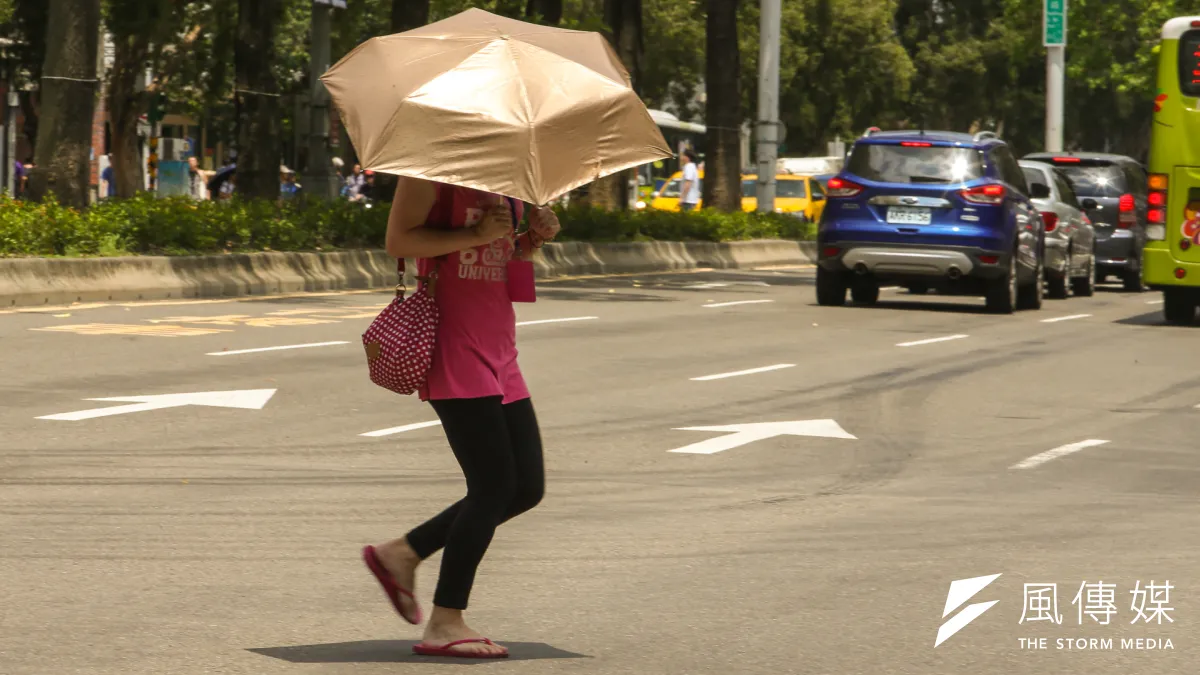 台北連日逾36℃高溫,不斷突破台北設站120年以來的紀錄,民眾在外需慎防中暑和曬傷。(資料照,陳明仁攝)