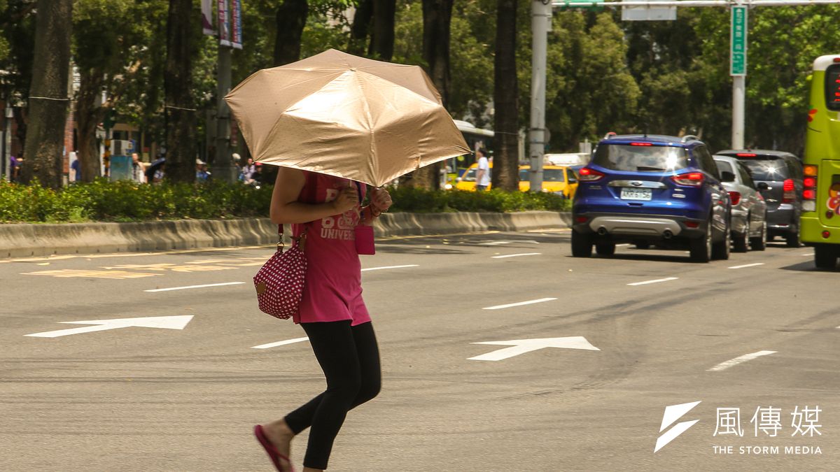 台北連日逾36℃高溫,不斷突破台北設站120年以來的紀錄,民眾在外需慎防中暑和曬傷。(資料照,陳明仁攝) 台北連日逾36℃高溫,不斷突破台北設站120年以來的紀錄,民眾在外需慎防中暑和曬傷。(資料照,陳明仁攝)