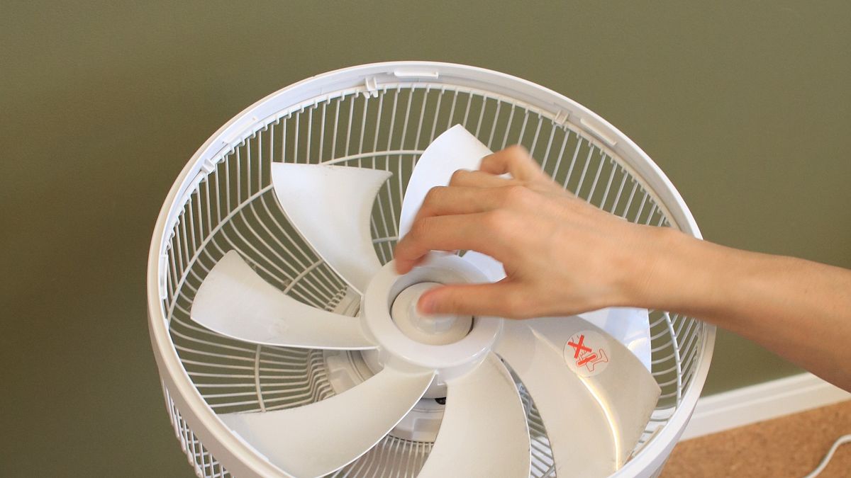 如果直接用水沖洗電風扇,容易導致生銹,嚴重更可能漏電,有安全風險。(示意圖/取自photoAC) 如果直接用水沖洗電風扇,容易導致生銹,嚴重更可能漏電,有安全風險。(示意圖/取自photoAC)