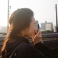 インディーズバンド「浅堤(あさづつみ)」のボーカル兼ギタリスト、依玲さんが初のエッセイ集『灯りが暗いときに自分に歌を聴かせる』を刊行した。(写真/依玲さん提供) インディーズバンド「浅堤(あさづつみ)」のボーカル兼ギタリスト、依玲さんが初のエッセイ集『灯りが暗いときに自分に歌を聴かせる』を刊行した。(写真/依玲さん提供)