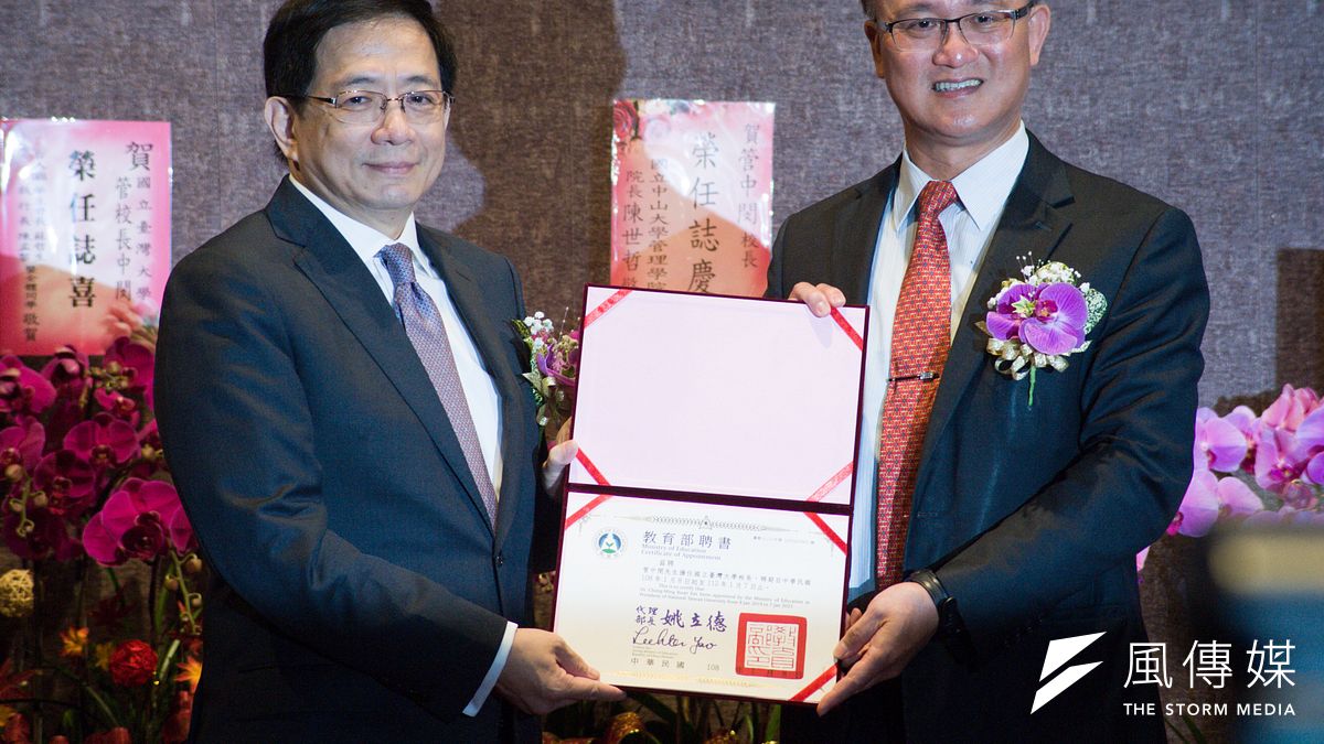 台大校長當選人管中閔(左)於8日上午舉行就職典禮,台大一級主管人事也成注目焦點。(蔡親傑攝) 台大校長當選人管中閔(左)於8日上午舉行就職典禮,台大一級主管人事也成注目焦點。(蔡親傑攝)