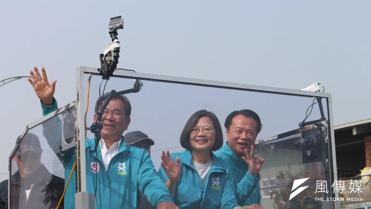 總統蔡英文7日上午從嘉義縣立委候選人蔡易餘的選區出發,隨後陪同嘉義縣立委候選人陳明文、嘉義市立委候選人王美惠車隊掃街,到中午前狂掃整個大嘉義地區。(黃信維攝)