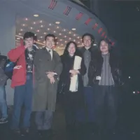 台湾CM界の巨匠ワン・チャイシアン監督が1997年に手掛けた幻の傑作『逃亡者狂騒曲 デジタル・リマスター版』が、主演チェン・ホンレンの来日舞台挨拶決定とともに10月10日より日本で世界初劇場公開される。(写真/©FOUNTAIN FILMS CO. All Rights Reserved.提供) 台湾CM界の巨匠ワン・チャイシアン監督が1997年に手掛けた幻の傑作『逃亡者狂騒曲 デジタル・リマスター版』が、主演チェン・ホンレンの来日舞台挨拶決定とともに10月10日より日本で世界初劇場公開される。(写真/©FOUNTAIN FILMS CO. All Rights Reserved.提供)
