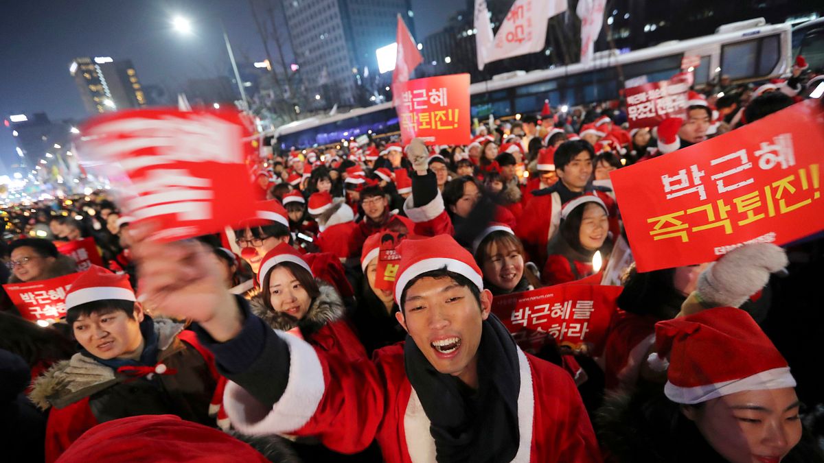 約200-300扮成聖誕老人的年輕人在示威,要求朴槿惠下台。(美聯社) 約200-300扮成聖誕老人的年輕人在示威,要求朴槿惠下台。(美聯社)