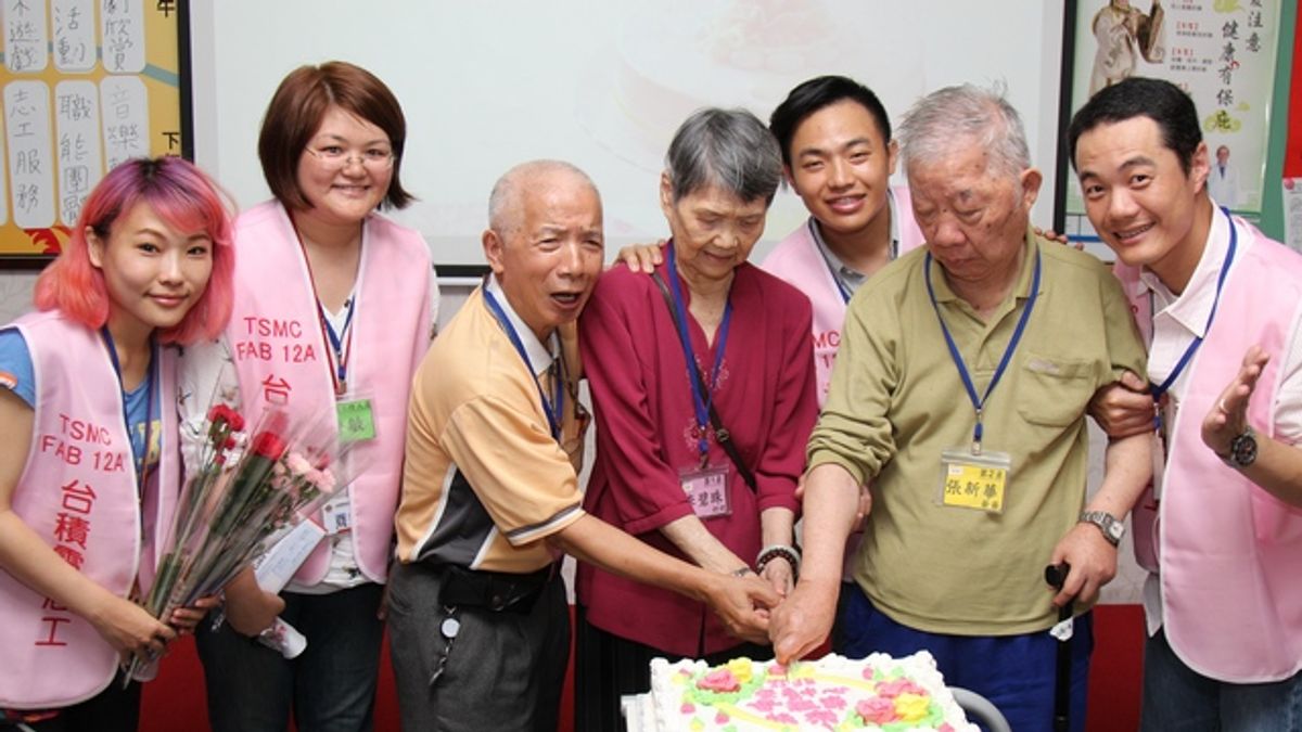 台積12A廠志工獻花 陪長輩們歡慶母親節 台積12A廠志工獻花 陪長輩們歡慶母親節