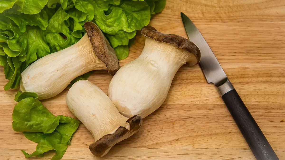 這篇文章帶你一次了解杏鮑菇的營養價值、挑選重點、是否需要清洗的正確做法,還加碼附上一道氣炸鍋版的簡單料理食譜。(示意圖/取自pixabay) 這篇文章帶你一次了解杏鮑菇的營養價值、挑選重點、是否需要清洗的正確做法,還加碼附上一道氣炸鍋版的簡單料理食譜。(示意圖/取自pixabay)