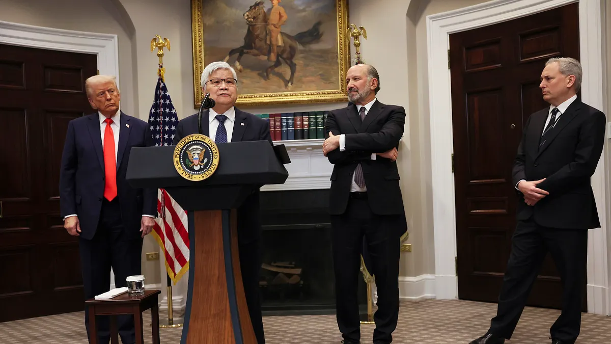 2025年3月3日,美國總統川普與台積電董事長魏哲家、商務部長盧特尼克、AI與加密貨幣沙皇大衛・薩克斯在白宮羅斯福廳召開記者會。(美聯社)