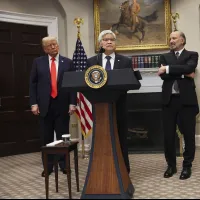 2025年3月3日、ドナルド・トランプ氏、TSMC会長の魏哲家氏、ハワード・ラトニック商務長官、AI・暗号資産特使のデビッド・サックス氏がホワイトハウスのルーズベルト・ルームで記者会見に臨んだ。(写真/AP通信提供) 2025年3月3日、ドナルド・トランプ氏、TSMC会長の魏哲家氏、ハワード・ラトニック商務長官、AI・暗号資産特使のデビッド・サックス氏がホワイトハウスのルーズベルト・ルームで記者会見に臨んだ。(写真/AP通信提供)