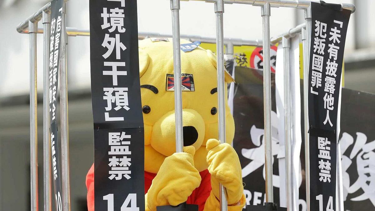 2024年3月23日,一名示威者打扮成代表習近平的小熊維尼,在抗議香港國安法的活動中表演。(美聯社) 2024年3月23日,一名示威者打扮成代表習近平的小熊維尼,在抗議香港國安法的活動中表演。(美聯社)