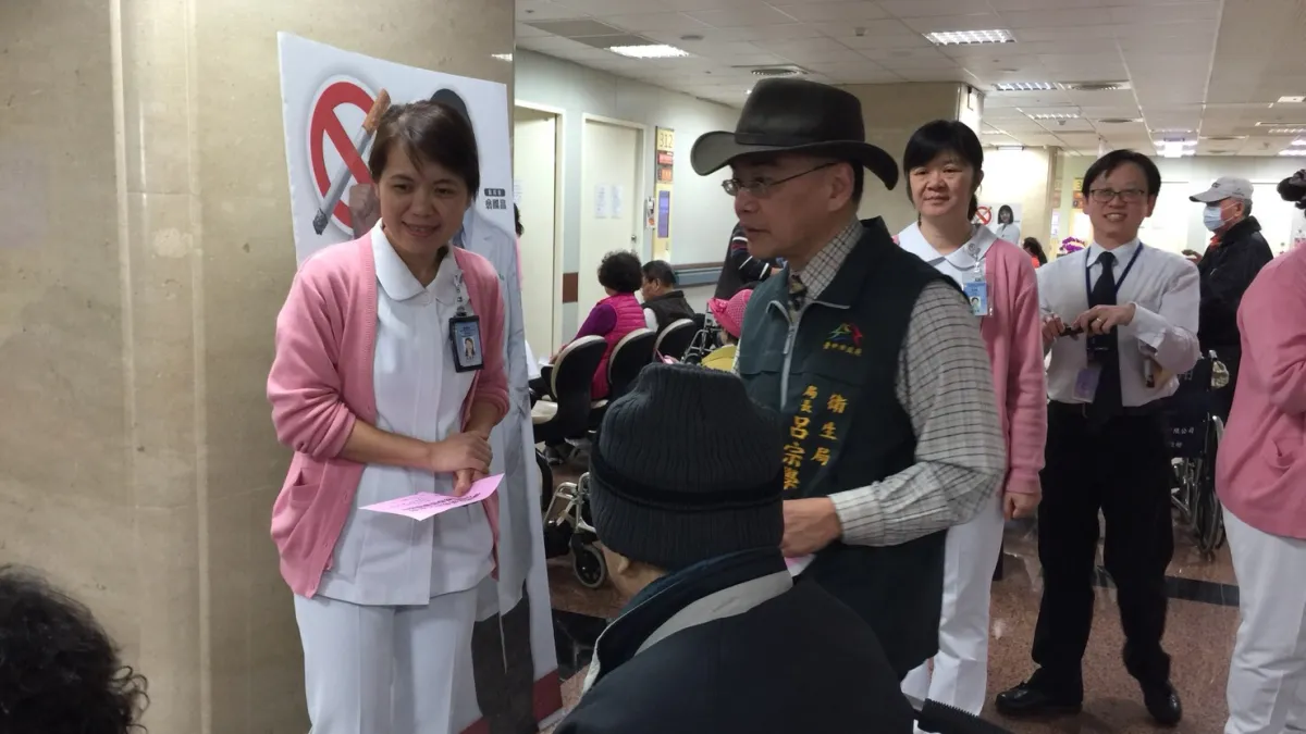 台中市衛生局長呂宗學、副局長陳南松及張瑞麟日前親自至醫院門診區發送衛教傳單,鼓勵就診民眾做好自我保護。(台中市衛生局提供)