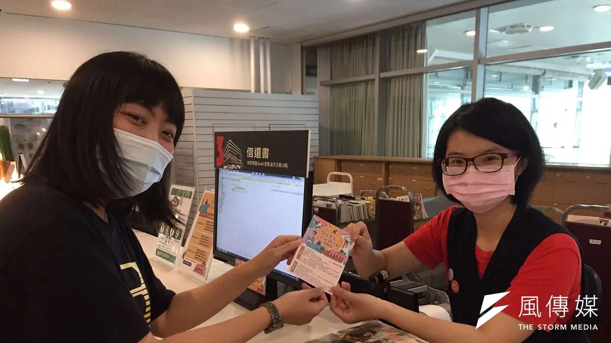 高雄市立圖書館往年受到讀者歡迎的「開卷書香送好禮」活動於6月7日國內解封日正式開跑,市圖祭出多項好康號召讀者參加。(圖/徐炳文攝)