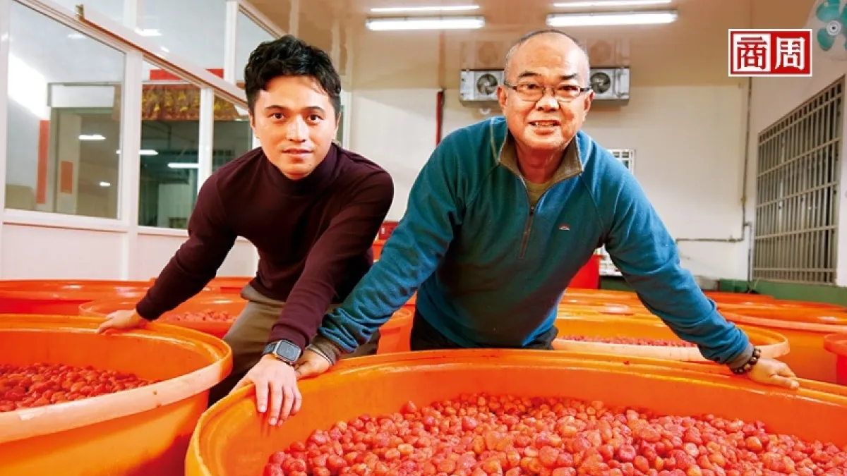 泰泉二代吳福泉(右)與三代楊依隆(左)攜手,在食安風暴看見商機,轉型以無添加果乾敲開各通路大門,成包裝果乾市占第一。(圖片/商業周刊,攝影者/駱裕隆)