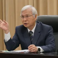 央行總裁楊金龍(見圖)主持央行理監事聯席會議後記者會。(資料照,蔡親傑攝) 央行總裁楊金龍(見圖)主持央行理監事聯席會議後記者會。(資料照,蔡親傑攝)