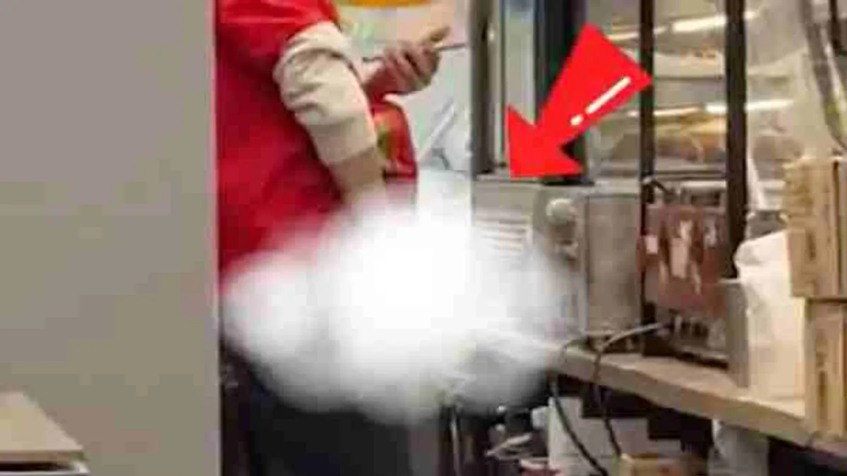 中國上海1名7-11店員在熟食區疑似撫摸下體被民眾舉報。(圖/翻攝自微博/荔枝新聞) 中國上海1名7-11店員在熟食區疑似撫摸下體被民眾舉報。(圖/翻攝自微博/荔枝新聞)