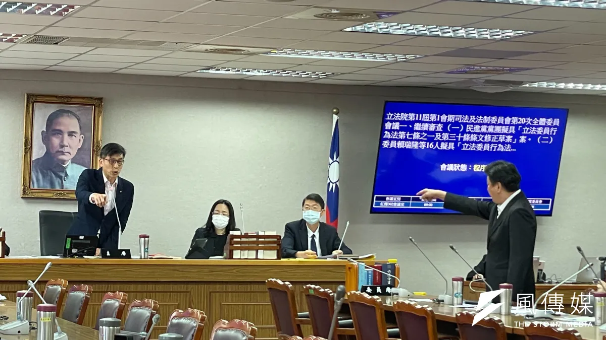 立法院司法法制委員會8日上午續審民進黨團擬具的國會改革法案,國民黨團總召傅崐萁(右)3度拍桌要求處理散會動議,經表決後民進黨籍召委鍾佳濱(左)宣布散會。(鍾秉哲攝)