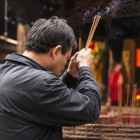 「人死後第7天,會回家看家人最後一眼。」這大概是許多台灣人從小就聽過的「頭七」傳說。(示意圖/AI生成) 「人死後第7天,會回家看家人最後一眼。」這大概是許多台灣人從小就聽過的「頭七」傳說。(示意圖/AI生成)