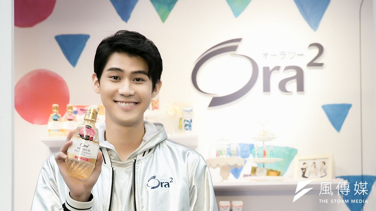 李玉璽笑稱自己是粉絲一日「親餵隊」。(圖/Ora2提供) 李玉璽笑稱自己是粉絲一日「親餵隊」。(圖/Ora2提供)