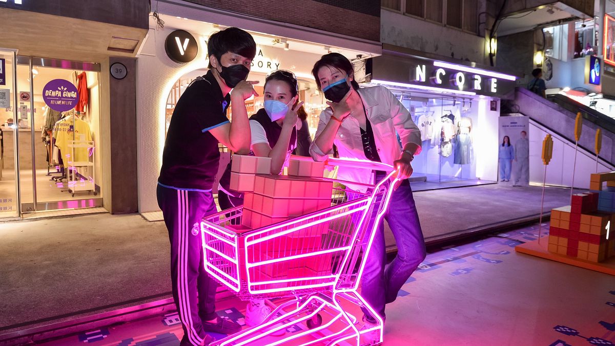 今年「東區夜玩節」結合裝置物,只要掃描QR code並拍照上傳至「混東區 LINE@ 官方帳號」,就有機會獲得抽獎機會(圖/台北市政府商業處提供) 今年「東區夜玩節」結合裝置物,只要掃描QR code並拍照上傳至「混東區 LINE@ 官方帳號」,就有機會獲得抽獎機會(圖/台北市政府商業處提供)