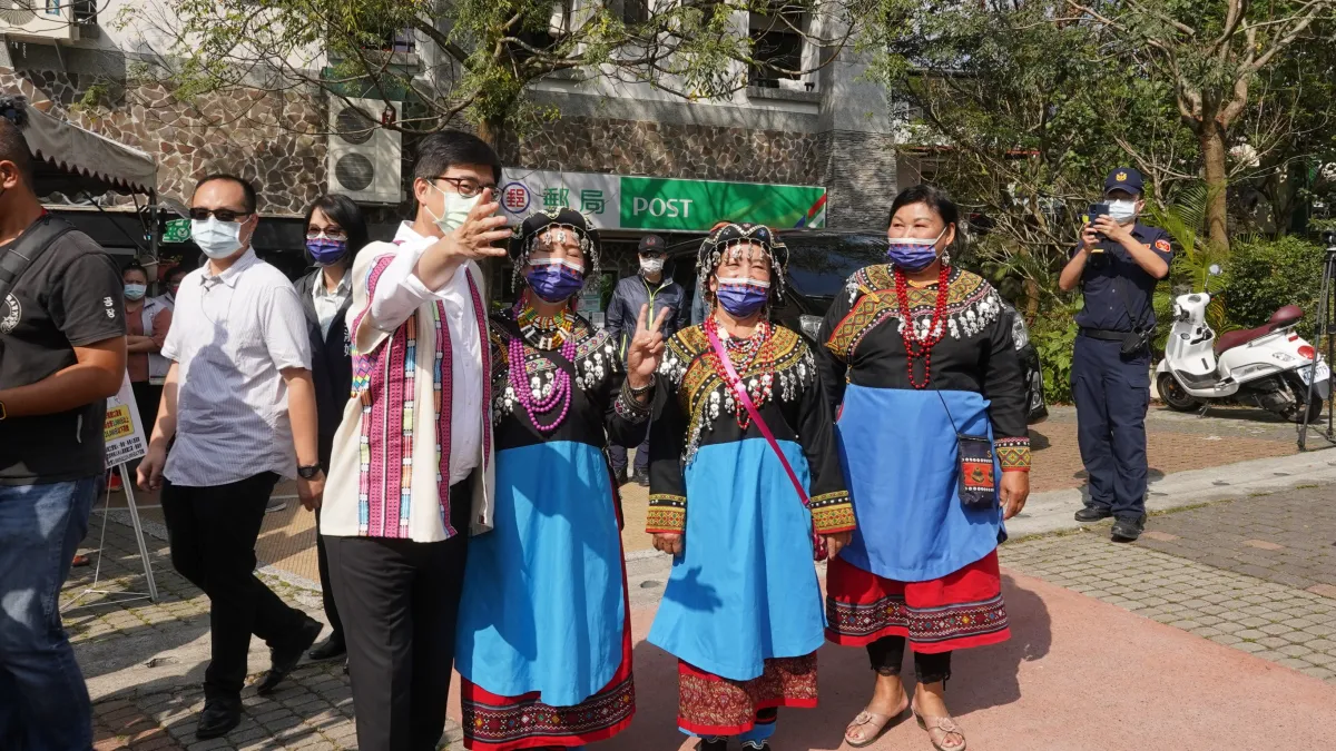 陳其邁於啟用儀式中特別向當地民眾致意,同時化身為服務人員,現場氣氛顯得相當溫馨。(圖/高市府提供)