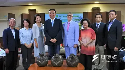 美國在台協會高雄分處處長歐雨修(右四)拜會高雄市長許立明(左四),雙方保持良好關係,希望外來能有更多交流。(圖/徐炳文攝)