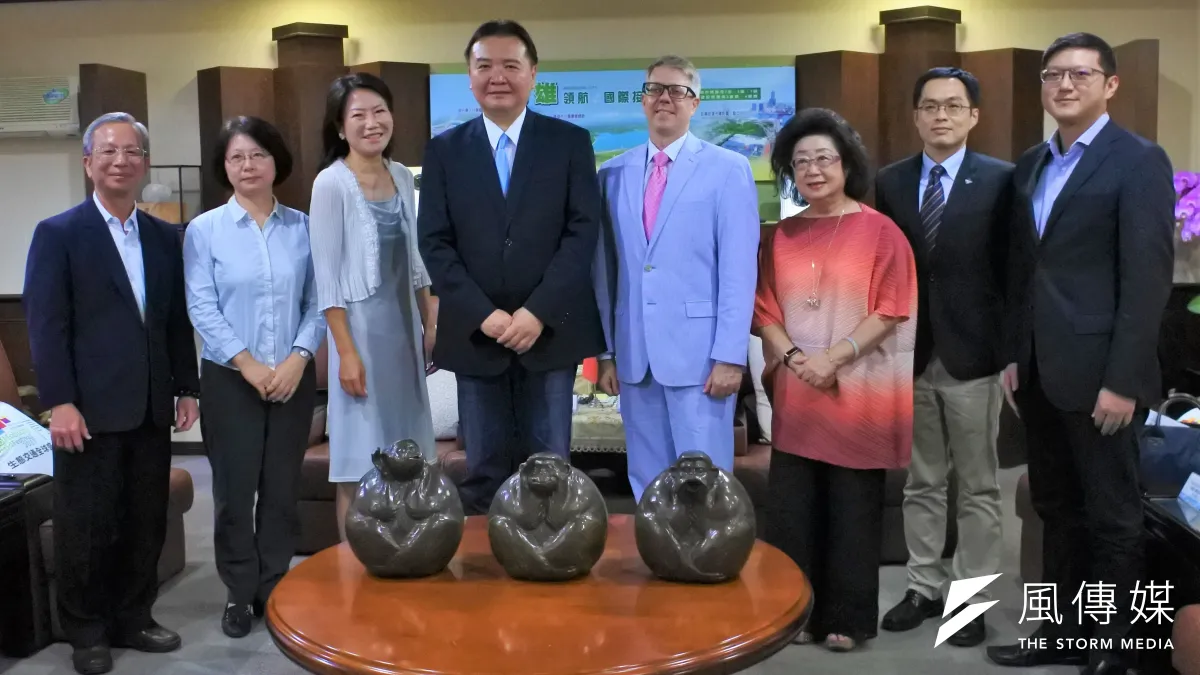 美國在台協會高雄分處處長歐雨修(右四)拜會高雄市長許立明(左四),雙方保持良好關係,希望外來能有更多交流。(圖/徐炳文攝)