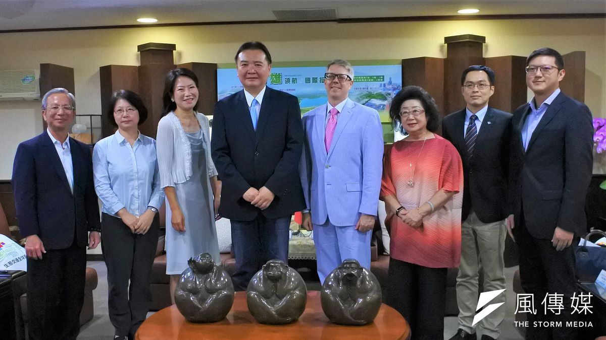 美國在台協會高雄分處處長歐雨修(右四)拜會高雄市長許立明(左四),雙方保持良好關係,希望外來能有更多交流。(圖/徐炳文攝) 美國在台協會高雄分處處長歐雨修(右四)拜會高雄市長許立明(左四),雙方保持良好關係,希望外來能有更多交流。(圖/徐炳文攝)