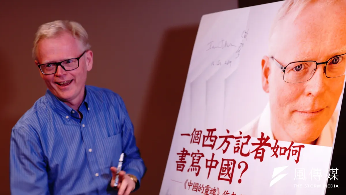 普立茲獎得主、《紐時》記者張彥在講座海報上留下親筆簽名。(李忠謙攝)