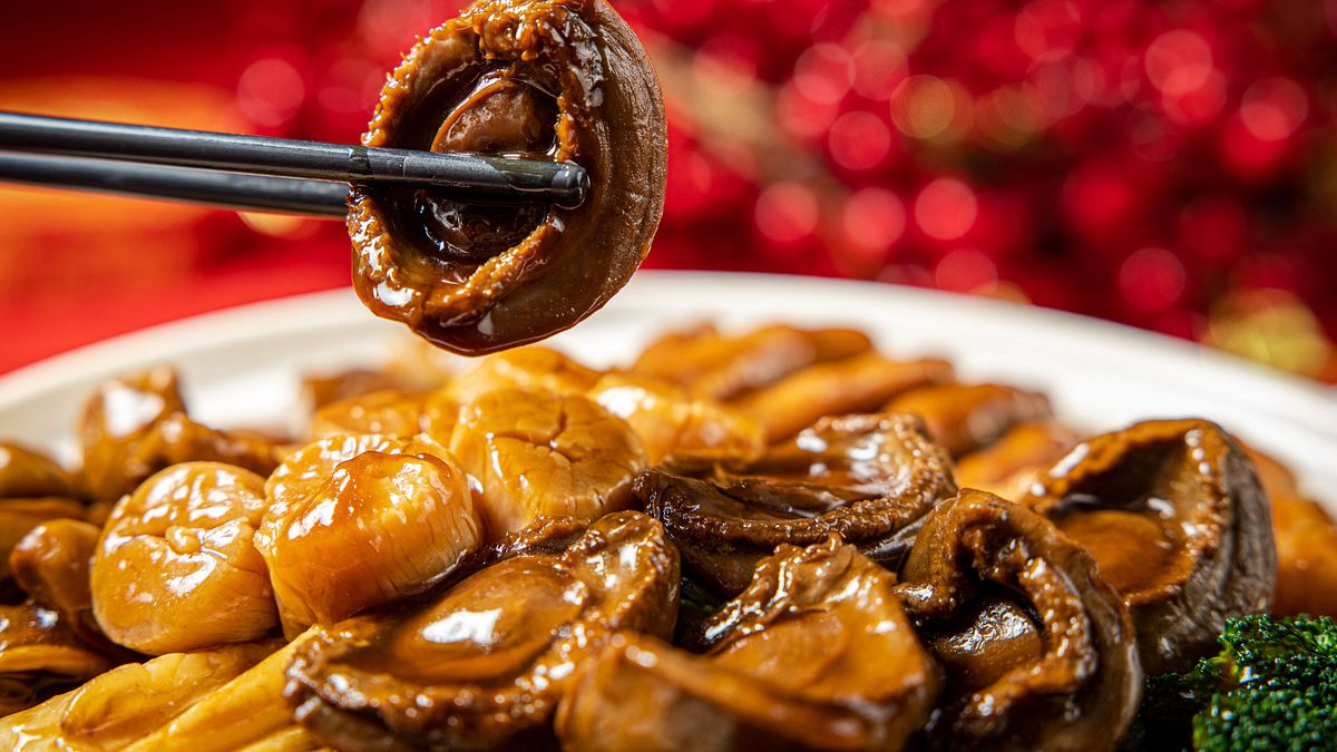 台北晶華酒店年菜開放預訂,今年主打正宗粵式「富貴盆菜」搭配頂級奢華食材,打造出今年外帶年菜最吸睛的亮點。 台北晶華酒店年菜開放預訂,今年主打正宗粵式「富貴盆菜」搭配頂級奢華食材,打造出今年外帶年菜最吸睛的亮點。