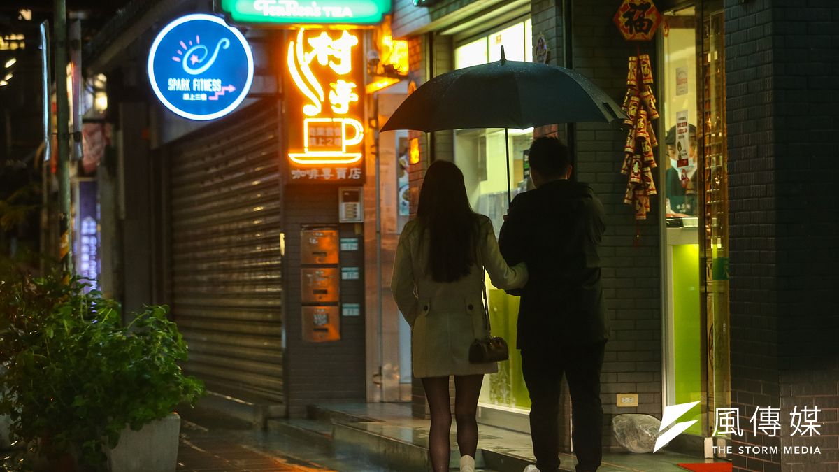 20210112-酒店組工會專題配圖,林森北路,鋼琴酒吧,八大行業,條通,霓虹燈。(顏麟宇攝) 20210112-酒店組工會專題配圖,林森北路,鋼琴酒吧,八大行業,條通,霓虹燈。(顏麟宇攝)