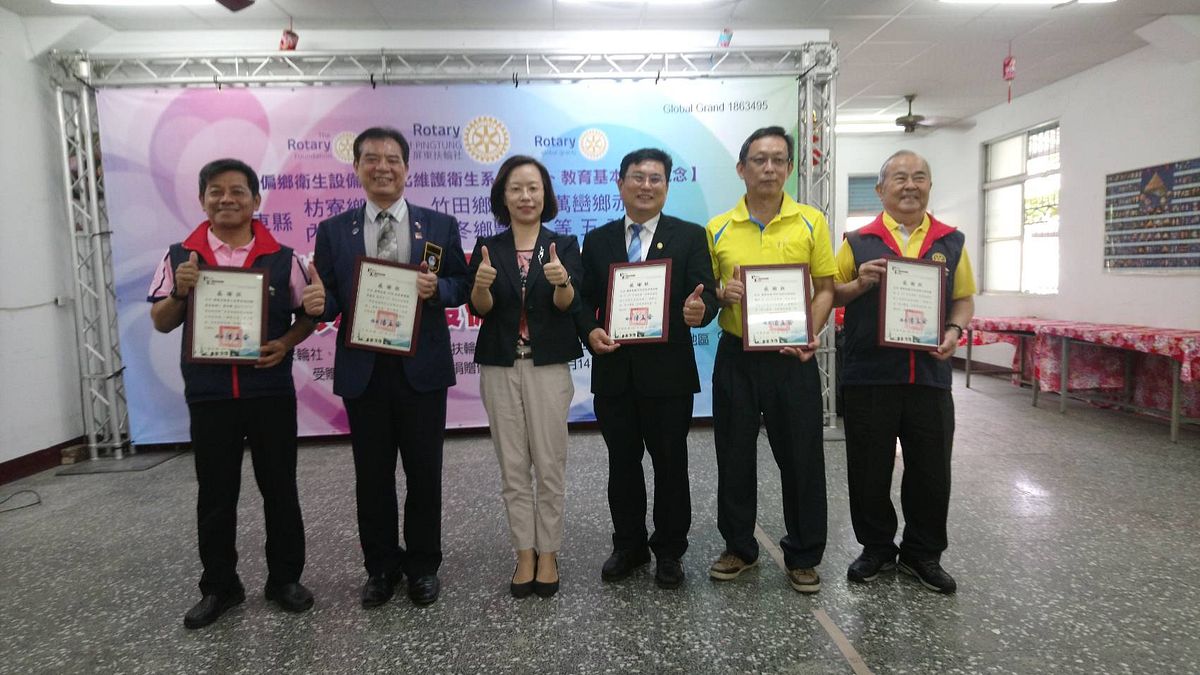 屏東縣政府結合屏東扶輪社改善五處社區公廁,捐贈典禮及啟用儀式由屏東縣社會處長劉美淑代表接受捐贈。(圖/屏東縣政府提供) 屏東縣政府結合屏東扶輪社改善五處社區公廁,捐贈典禮及啟用儀式由屏東縣社會處長劉美淑代表接受捐贈。(圖/屏東縣政府提供)