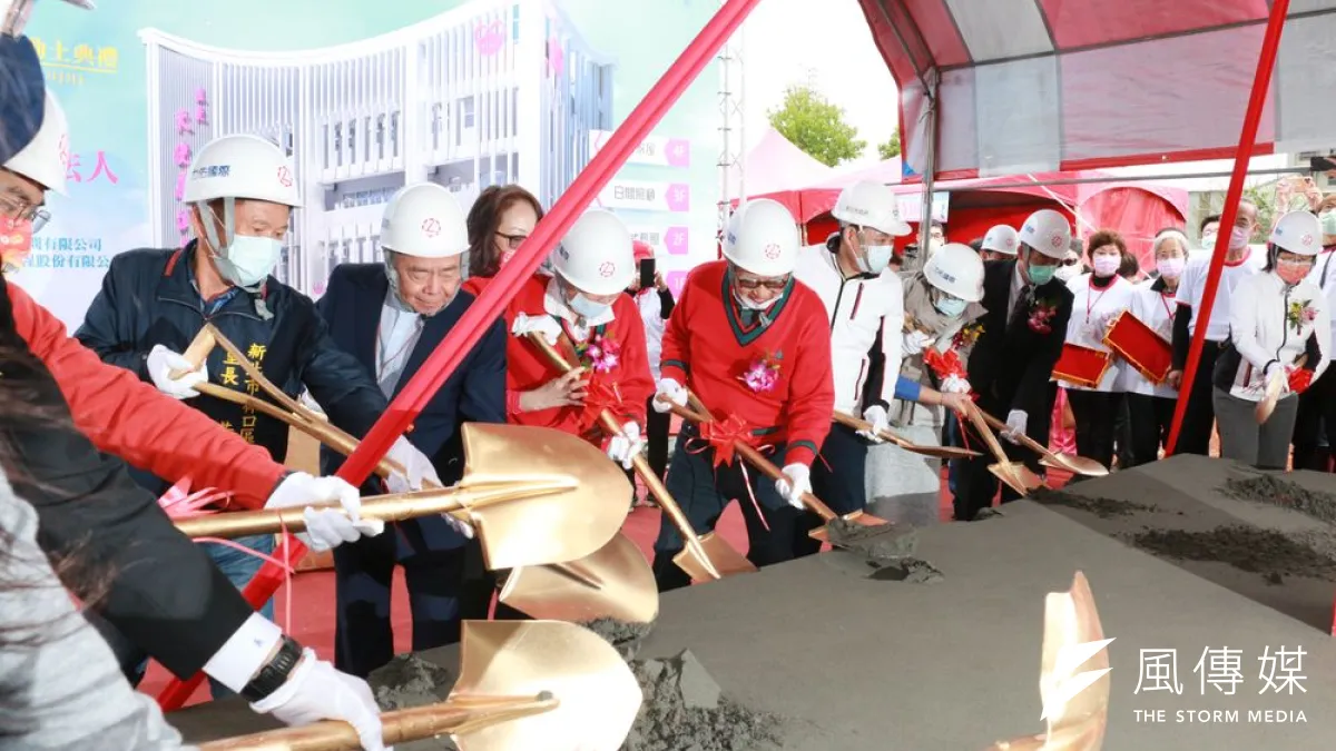 市長侯友宜與出席「鑫淼天使居」創辦人王建瑄院長與夫人蘇法昭女士及出席活動貴賓合影。(圖/李梅瑛)