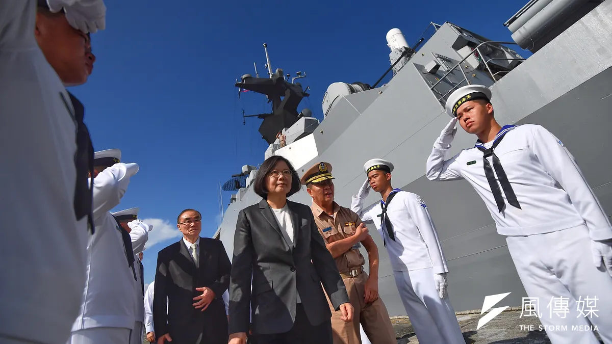 漢光32號演習將於22至26日在全國各區舉行,蔡英文將在25日前往屏東三軍聯訓基地,校閱實兵實彈的「聯勇操演」。圖為7月13日蔡英文視導海軍迪化艦。(資料照,總統府提供)